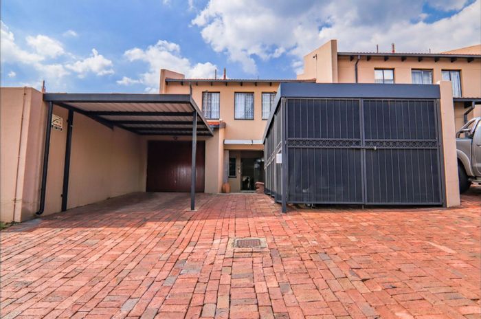 Die Hoewes Townhouse For Sale: Spacious living, entertainment patio, communal pool access.