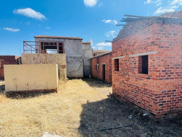 Broadlands House For Sale: Gated estate, 6 beds, indoor pool, guest house.