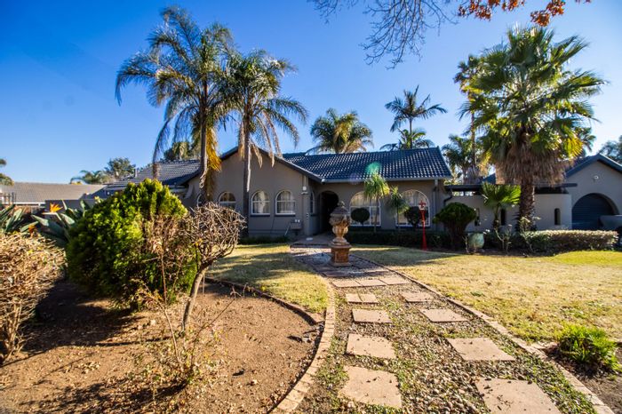 Garsfontein House For Sale: Spacious 3-bed, pool, study, inverter, and borehole.