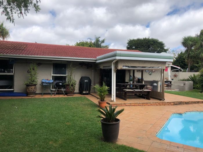 Elarduspark Townhouse For Sale: Pool, boma, extra room, 24-hour security.