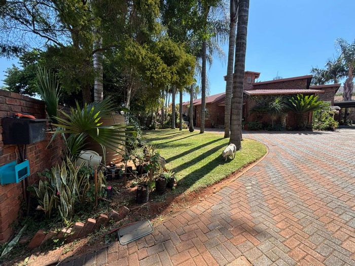 Waverley House For Sale: 5 Bedrooms, flatlet, solar power, spacious gardens.