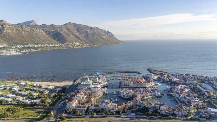 Harbour Island Apartment For Sale: 3 bedrooms, marina access, secure living, pools.