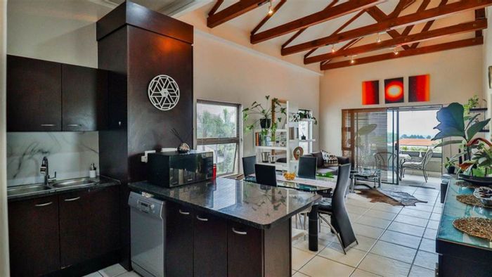 Bryanston Apartment For Sale: 2 beds, pool, gym, clubhouse, secure living.