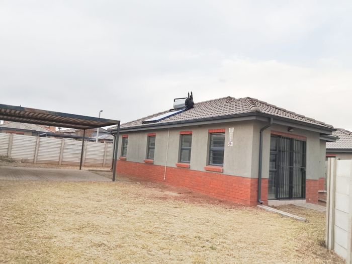 3 Bedroom House For Sale in Leopard's Rest Security Estate with parking and spacious layout.