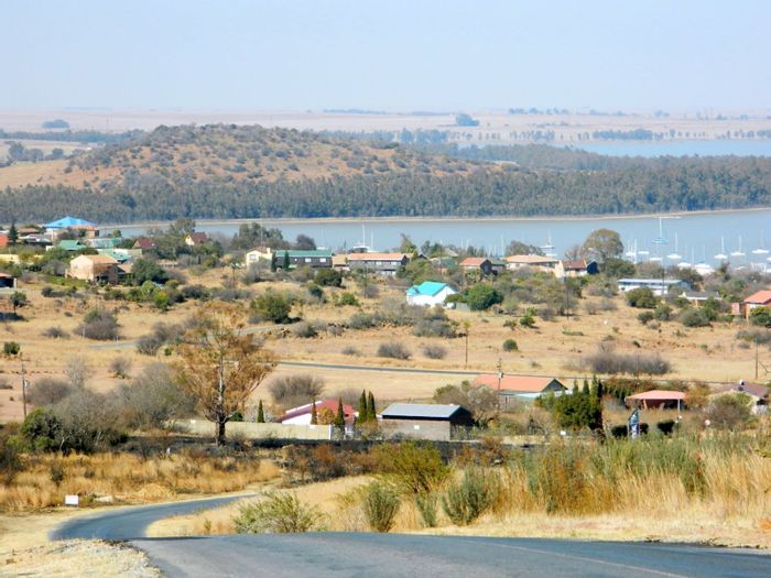 Vaal Marina Central: For Sale - 1510m² Vacant Land with Dam Views and Waterfront Access.