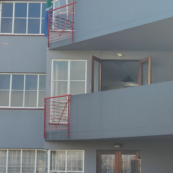 Ridgeway Apartment To Rent: 2 beds, pool, parking, near amenities and highways.