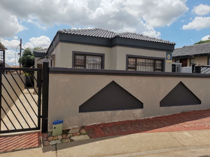 For Sale: House in Soshanguve Ext, 3 beds, near schools and shopping.