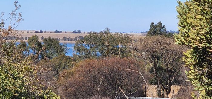 Vaal Marina Central: 1438 sqm vacant land for sale with waterfront access.