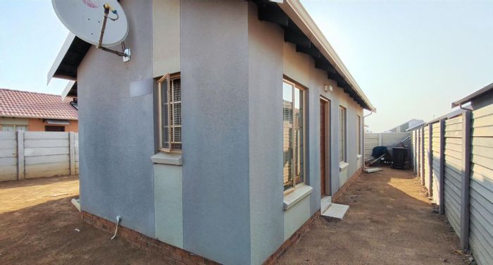 3 Bedroom House For Sale in Palm Ridge with carport, near schools and shops.