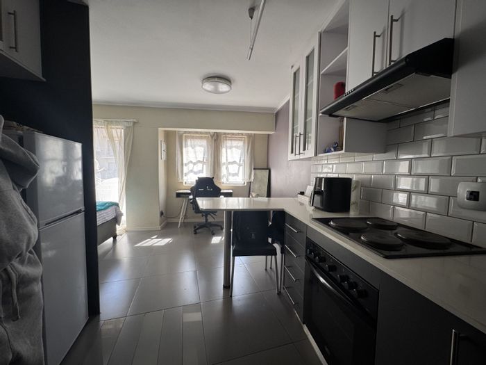 Hatfield Apartment For Sale: 1 bed, balcony, secure parking, near university.