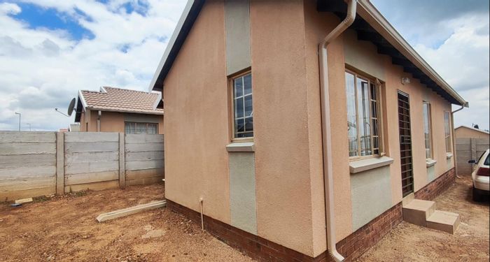 3 Bedroom House For Sale in Palm Ridge with en suite, near schools and shops.