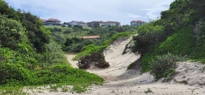 Cintsa West House For Sale: 3 beds, beach access, secure estate living.