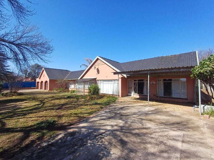 3 Bedroom house with flat, pool, and garages for sale in Meiringspark.