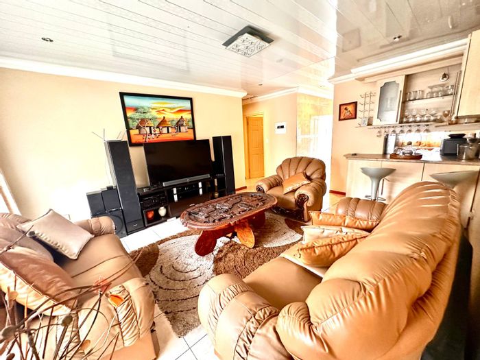 Townhouse For Sale in The Orchards: 2 beds, communal pool, close to amenities.