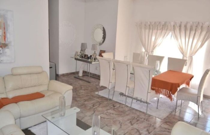 For Sale: Thatchfield Estate House with Golf Course Views, 3 Beds, 2 Baths.