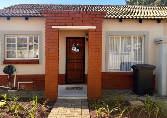 For Sale: Townhouse in Faerie Glen with generator, patio, and open-plan living.