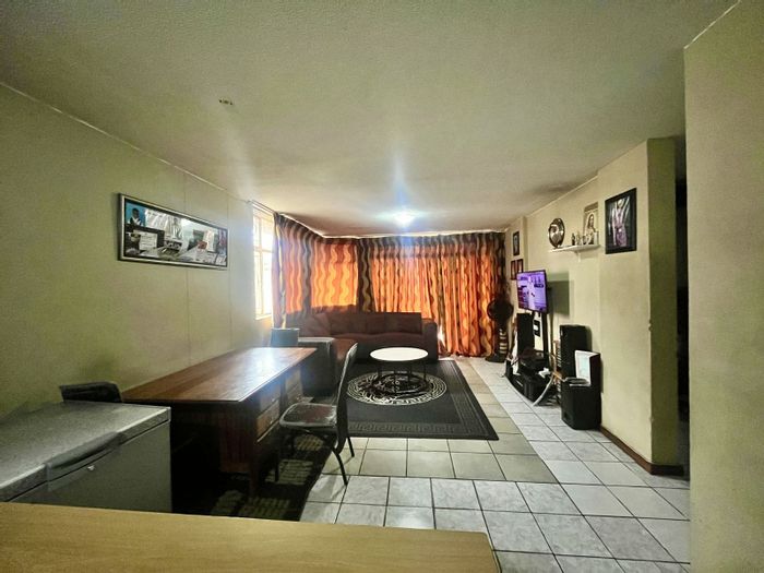 2 Bedroom Apartment For Sale in Sunnyside with rental income and secure garage.