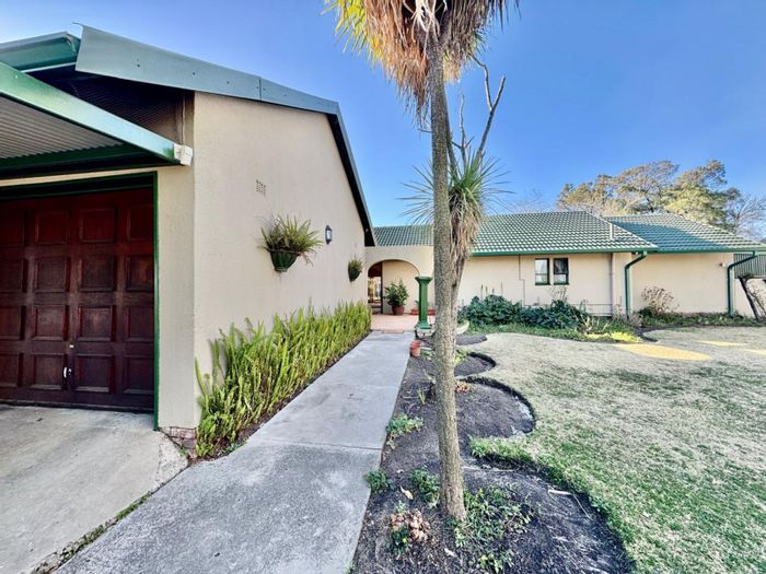 Spacious 4-Bedroom House in Secunda Central with Solar Power and Extensive Garden. For Sale.