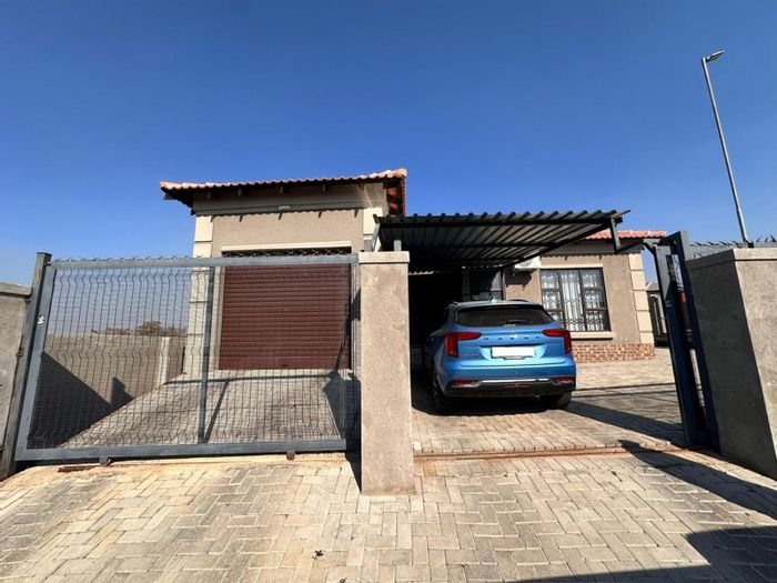 Kamagugu House For Sale: 3 bedrooms, 2 bathrooms, garage, near amenities.