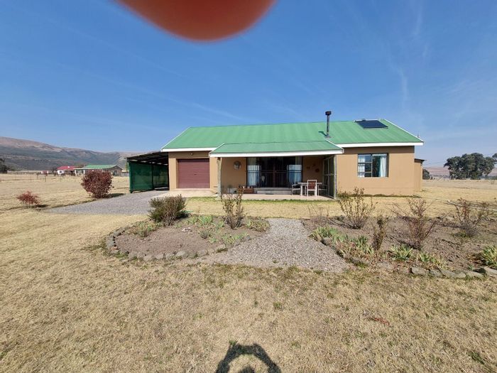 House for Sale in Wakkerstroom Central: 2 beds, garage, scenic views, nature retreat.