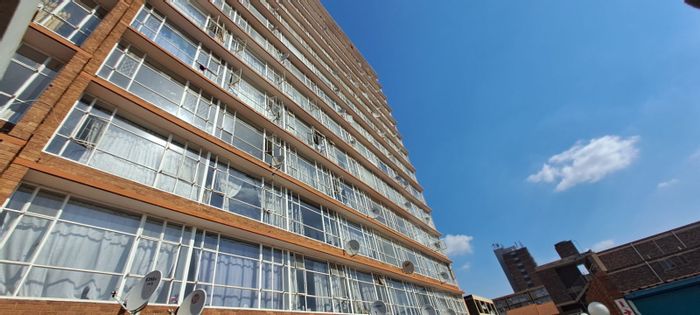 For Sale: Apartment in Gezina with 1.5 bedrooms, parking, and playground access.