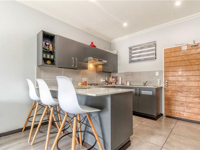 For Sale: 3-bedroom apartment in Ferndale with inverter, garage, and balcony.