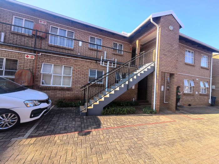 Hennopspark Apartment For Sale: 2 Bedrooms, Pool, Garage, Close to Amenities.