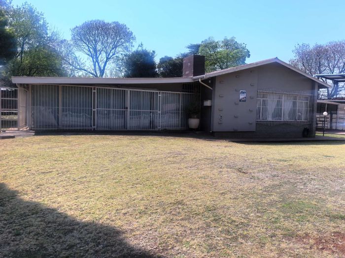 Valhalla House For Sale: Spacious, pool, three lounges, study, near schools and shops.