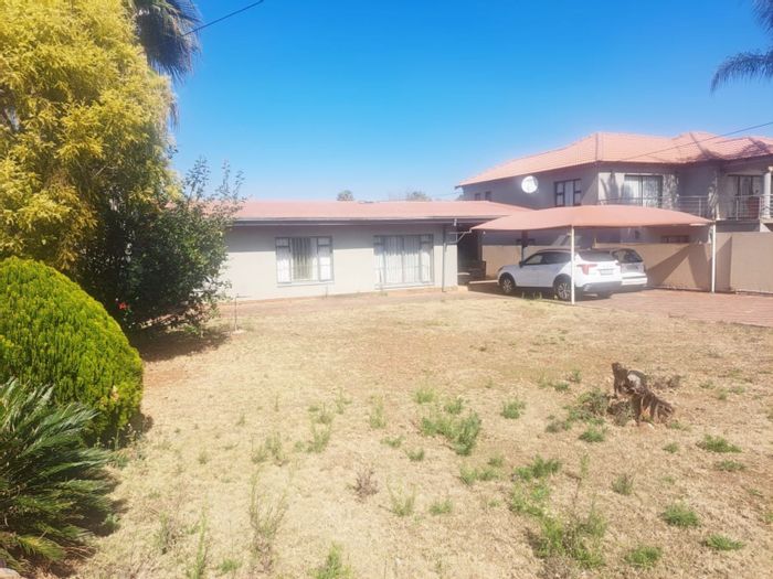 House To Rent in Silverton: 4 bedrooms, pet-friendly garden, close to amenities.