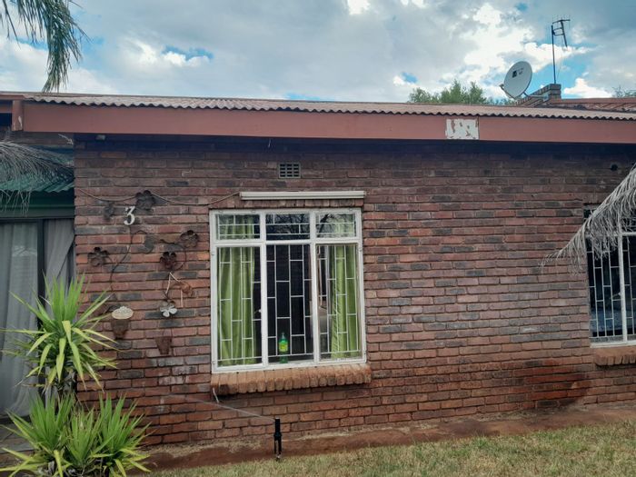 Kuruman Central Townhouse For Sale: 3 bedrooms, private yard, parking for 2.