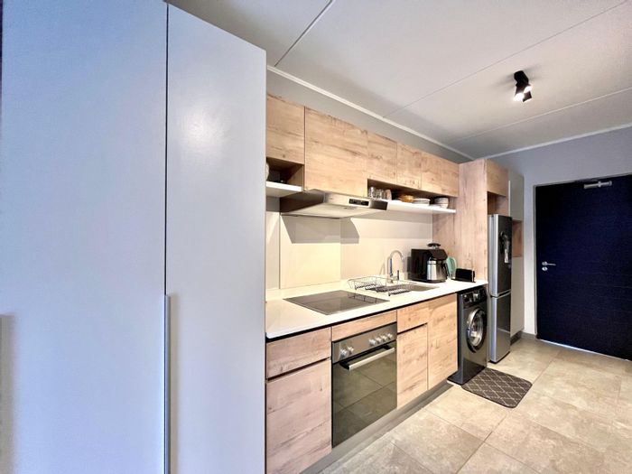 To Rent: Apartment in Menlo Park with secure parking and prepaid utilities.