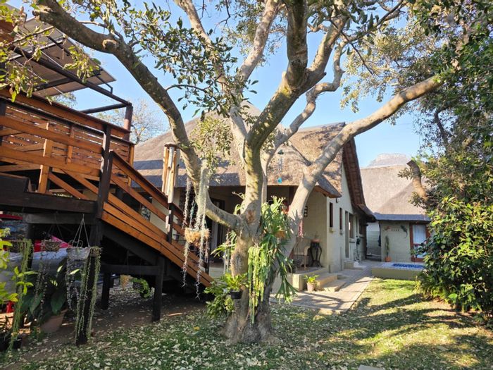 House for Sale in Hoedspruit Central: 2 Bedrooms, Pool, Solar System, Office Space.
