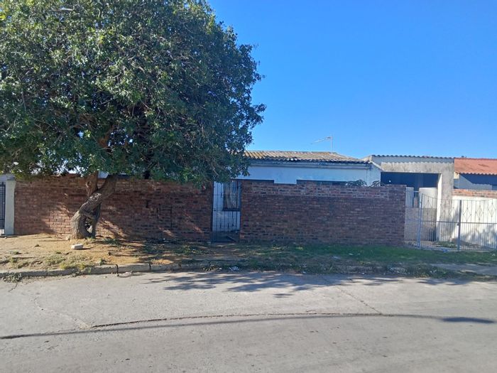 3-Bedroom House For Sale in Gelvandale with Entertainment Area and Carport.