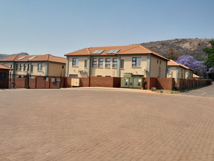 For Sale: Amandasig Townhouse with 3 beds, garage, garden, and security features.