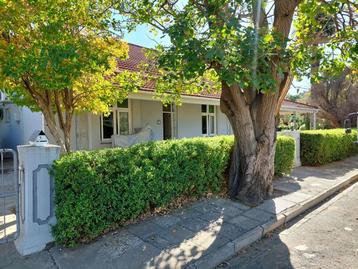 For Sale: Spacious 4-bedroom house in Graaff-Reinet Central with pool and solar system.