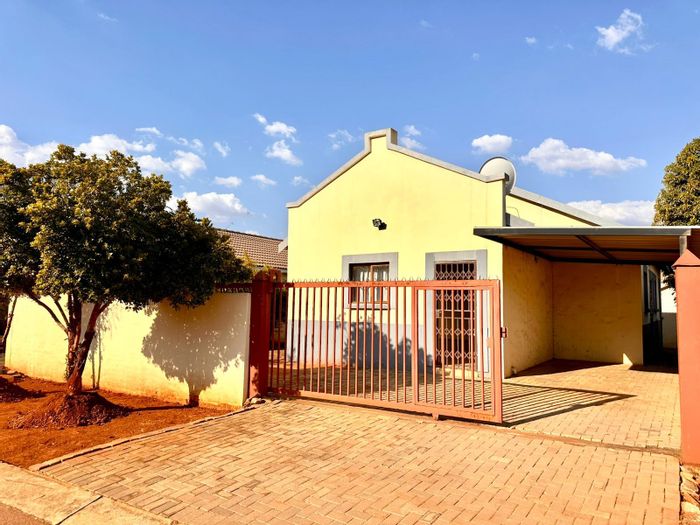 For Sale: House in Hesteapark with golf access, 3 bedrooms, security features.