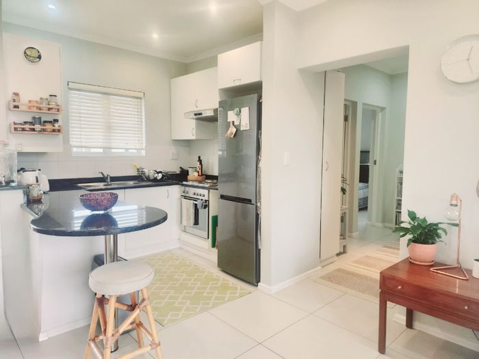 For Sale: Apartment in Sheffield Beach with pool, clubhouse, and fishing dam.