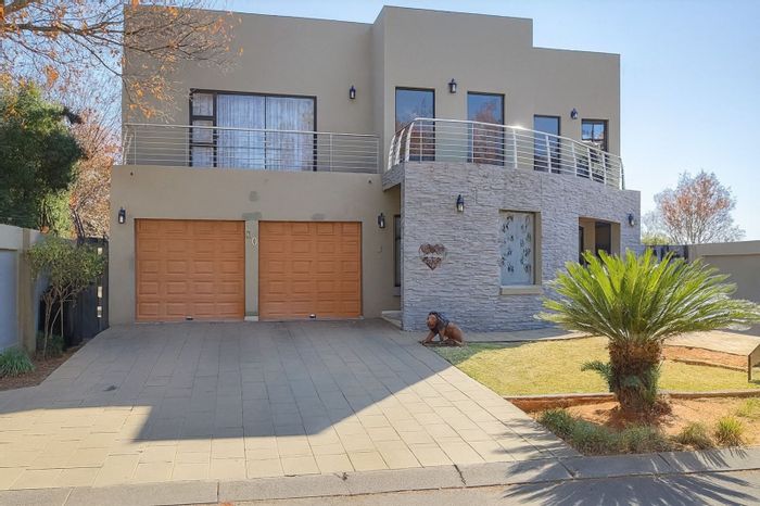 5-bedroom house with pool, double garage in Parkhaven, For Sale.