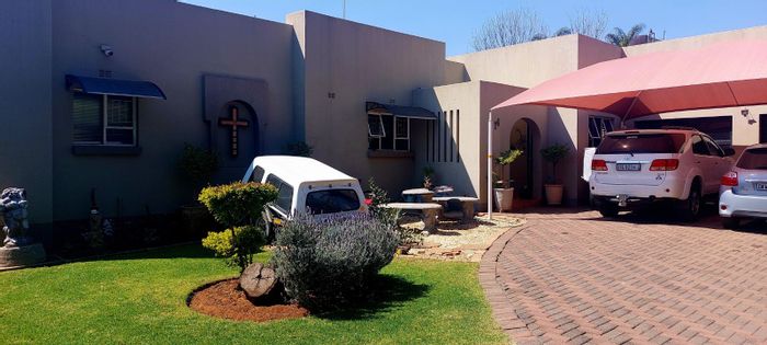 Flora Park House For Sale: 3 bedrooms, flatlet, pool, security features, spacious yard.