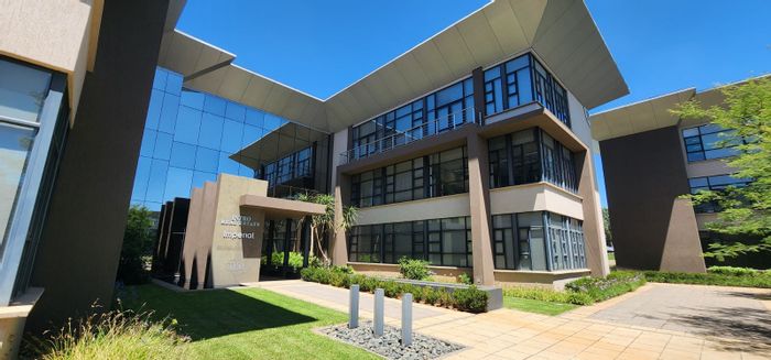 Parkhaven Office To Rent: 880m2 space, reception, kitchen, security, parking included.