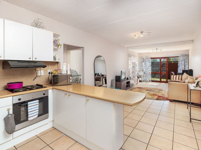 For Sale: Apartment in Magaliessig with garden, pools, tennis courts, and clubhouse.