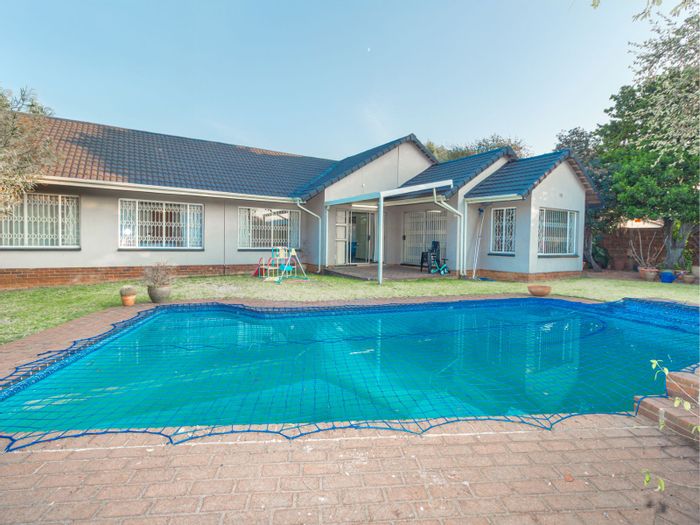 Witfield House For Sale: 3 bedrooms, pool, lapa, double garage, close to amenities.