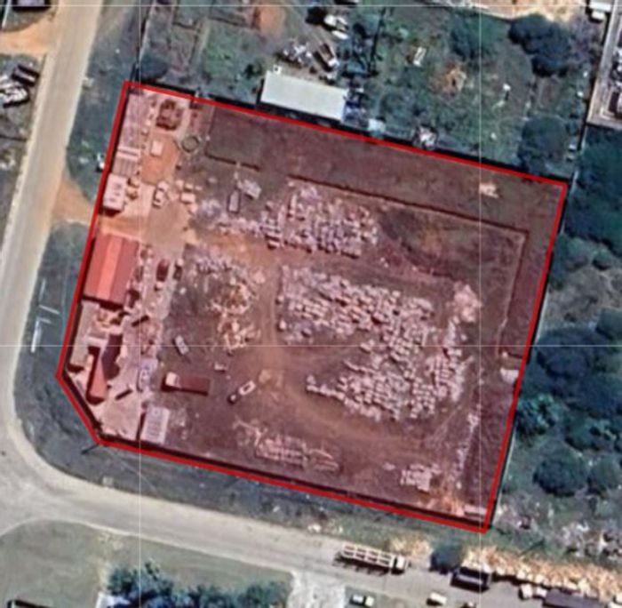 Industrial property in Kruisrivier for sale with 3-phase power and staff accommodation.