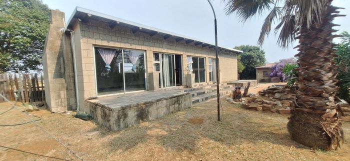 Wheatlands AH Farm For Sale: 4 hectares, multiple homes, borehole, and swimming pool.