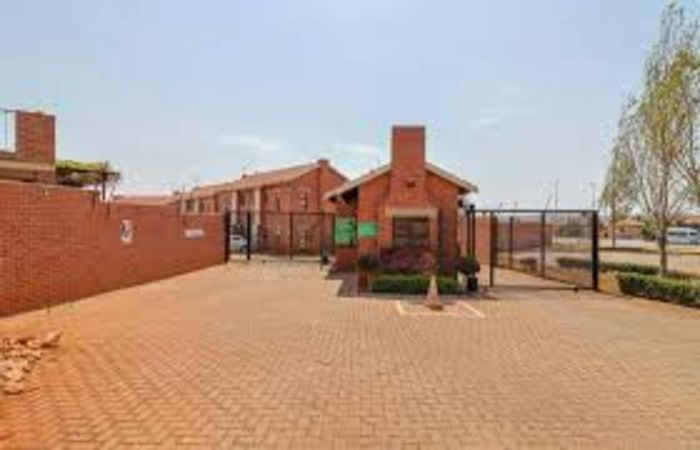 Amorosa House To Rent: 3 Bedrooms, 2 Bathrooms, close to schools and shopping.