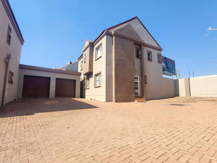 Bendor Townhouse For Sale: 3 bedrooms, double garage, secure parking, practical layout.