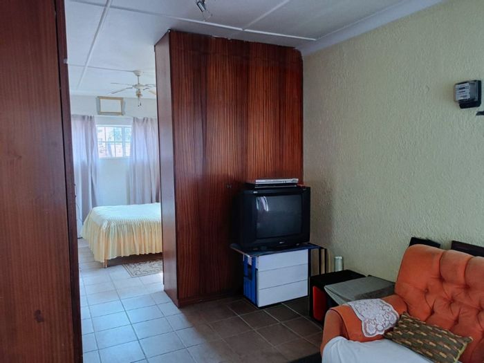Florida North House To Rent: Bachelor cottage with utilities included, parking available.