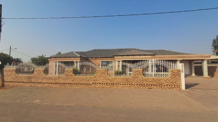 3-Bedroom House For Sale in Mabopane Central with Double Garage and Spacious Lot.