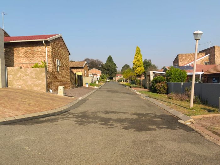 3 Bedroom House with Cottage and Pool to Rent in Quellerina, Available Now.