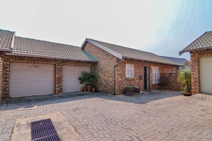 Amberfield Townhouse For Sale: 2 Bedrooms, double garage, covered braai area, secure living.